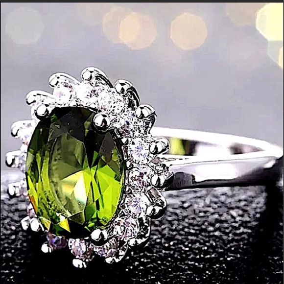 Sterling Silver Peridot Ring - Picture 4 of 5